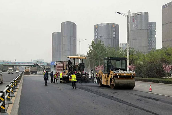 高速公路路面施工為什么多數使用瀝青材料？